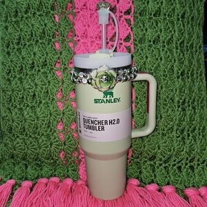 Stanley Quencher with FREE Green Rose Bracelet (40oz) H2.0 The Flowtrate Tumbler